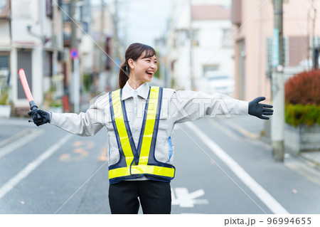 交通整理をする女性警備員 96994655