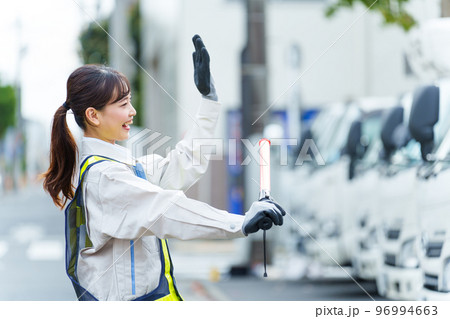 交通整理をする女性警備員 96994663