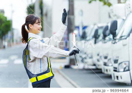 交通整理をする女性警備員 96994664