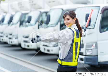 交通整理をする女性警備員 96994670