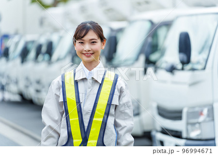 交通整理をする女性警備員のポートレート 交通整理をする女性警備員のポートレート 96994671