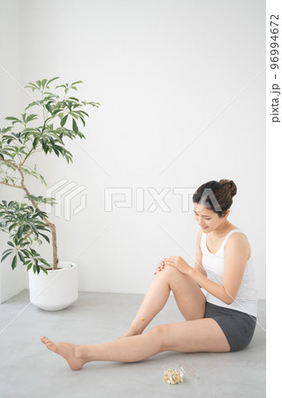 足にお灸をする女性の様子 足にお灸をする女性の様子 96994672