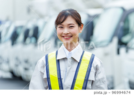 交通整理をする女性警備員のポートレート 交通整理をする女性警備員のポートレート 96994674