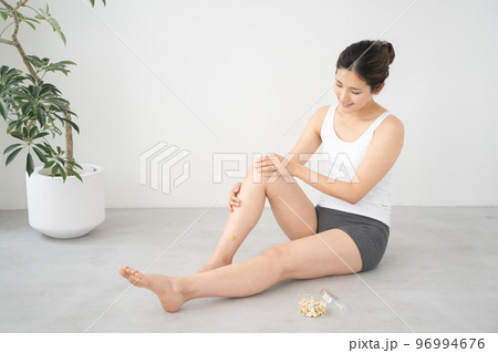 足にお灸をする女性の様子 96994676