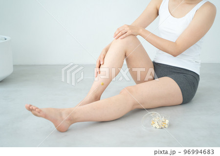 足にお灸をする女性の様子 足にお灸をする女性の様子 96994683