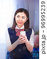スマホ操作する女学生 96995239