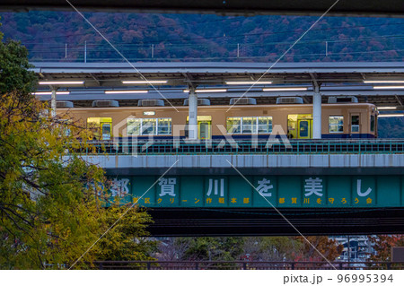 兵庫県神戸市　都賀川付近の電車風景 96995394