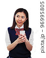 スマホ操作する女学生 96995805