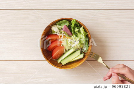 サラダを食べる女の子 96995825