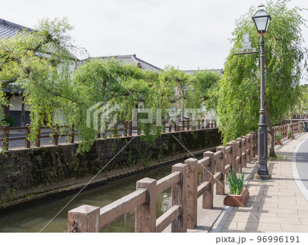 日本の観光名所。千葉県香取市佐原。柳の木と水路の風景。 96996191