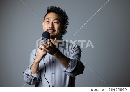 マイクを持つ髭の男性 96996890