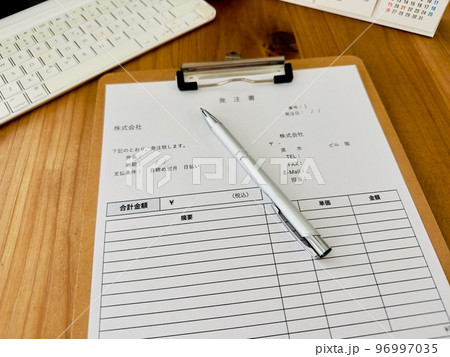 発注書　書類作成　ビジネスシーン 96997035