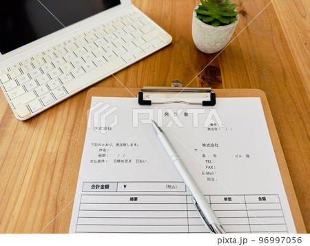 発注書　書類作成　ビジネスシーン 96997056