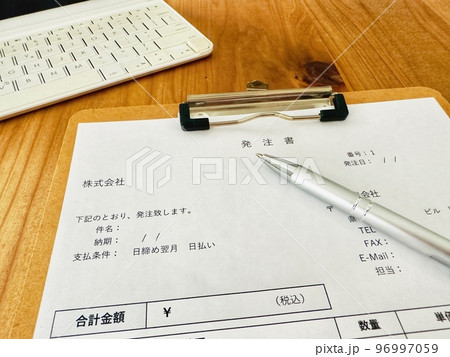発注書 書類作成 ビジネスシーン 発注書 書類作成 ビジネスシーン 96997059