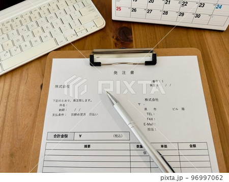 発注書　書類作成　ビジネスシーン 96997062