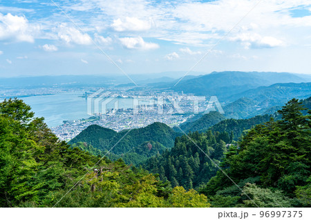 ケーブル延暦寺駅から見た無動寺谷と大津市街の眺め1　滋賀県大津市 96997375