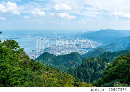 ケーブル延暦寺駅から見た無動寺谷と大津市街の眺め2　滋賀県大津市 96997376