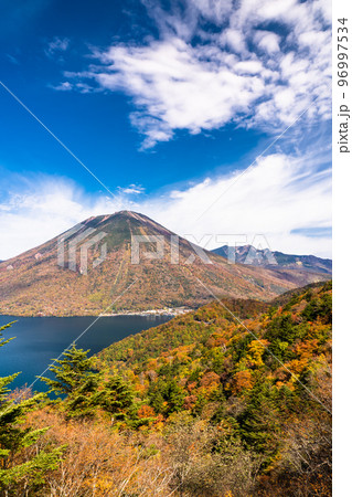 《栃木県》秋の奥日光・半月山からながめる中禅寺湖と男体山 96997534