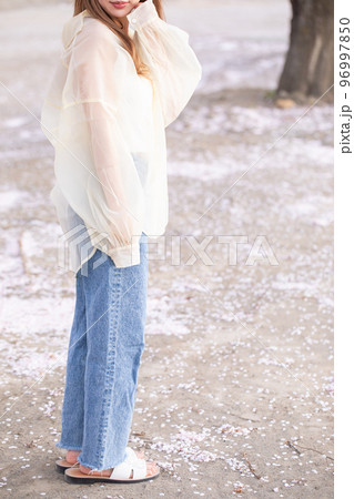 髪をなびかせるロングヘアの女性 Make your hair flutter 髪をなびかせるロングヘアの女性 Make your hair flutter 96997850