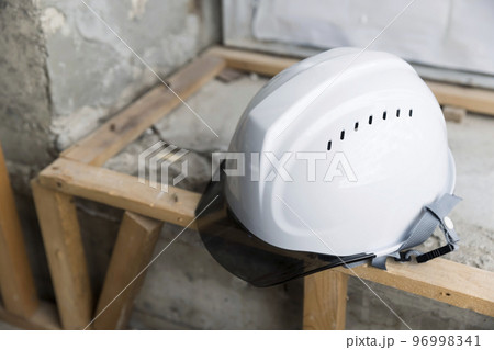 工事現場に置かれたヘルメット 96998341