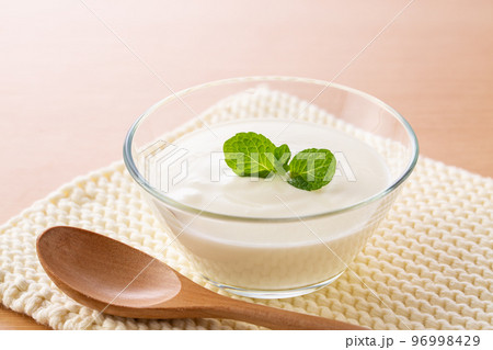 朝食にヨーグルトを食べる 96998429