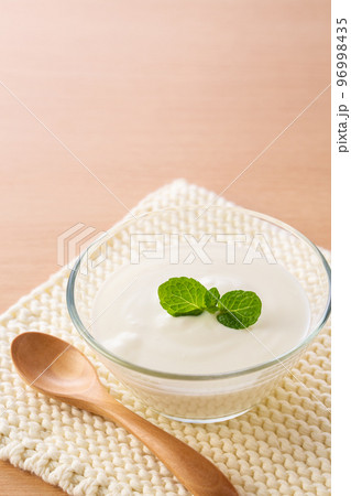 朝食にヨーグルトを食べる 朝食にヨーグルトを食べる 96998435