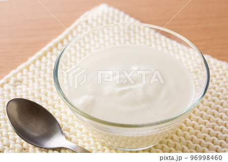 朝食にヨーグルトを食べる 96998460