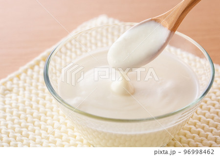 朝食にヨーグルトを食べる 96998462