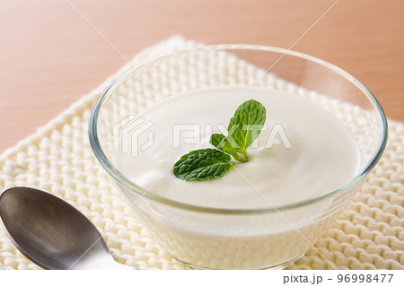 朝食にヨーグルトを食べる 朝食にヨーグルトを食べる 96998477