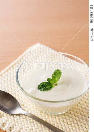 朝食にヨーグルトを食べる 96998481