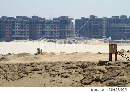 スエズ運河沿岸の砂漠に建つ住宅ビル群 96998496