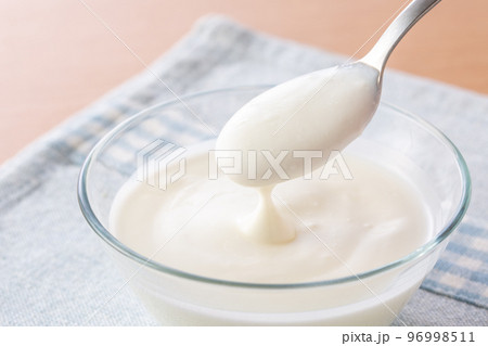 朝食にヨーグルトを食べる 朝食にヨーグルトを食べる 96998511