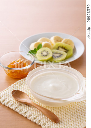 朝食にヨーグルトを食べる 朝食にヨーグルトを食べる 96998570
