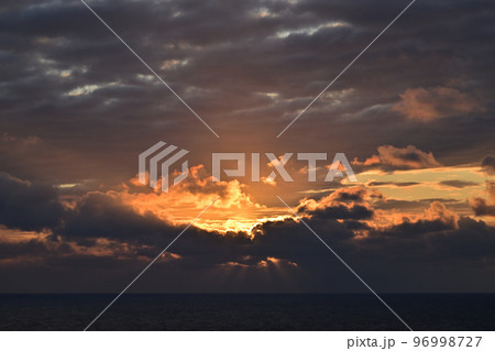 サンニヌ台展望台からの朝焼け サンニヌ台展望台からの朝焼け 96998727