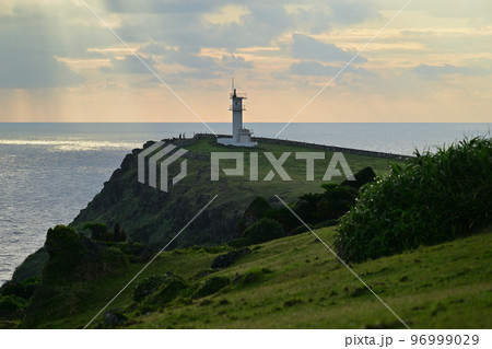朝の東崎灯台 96999029