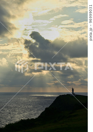 朝の東崎灯台 朝の東崎灯台 96999031