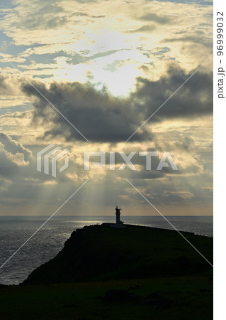 朝の東崎灯台 96999032