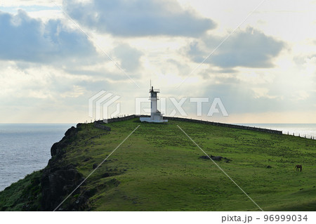 朝の東崎灯台 96999034