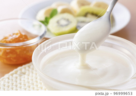 朝食にヨーグルトを食べる 96999653