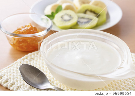 朝食にヨーグルトを食べる 96999654