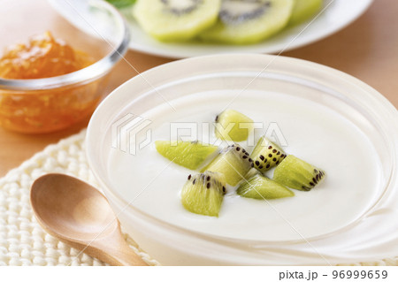 朝食にヨーグルトを食べる 96999659