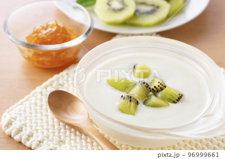朝食にヨーグルトを食べる 96999661