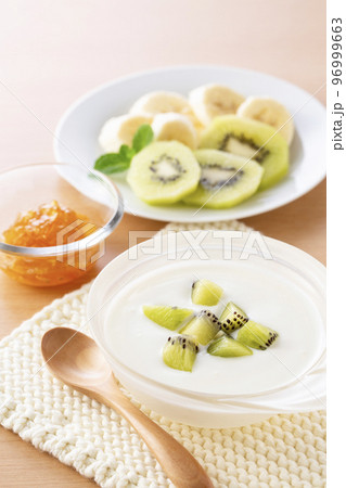 朝食にヨーグルトを食べる 96999663