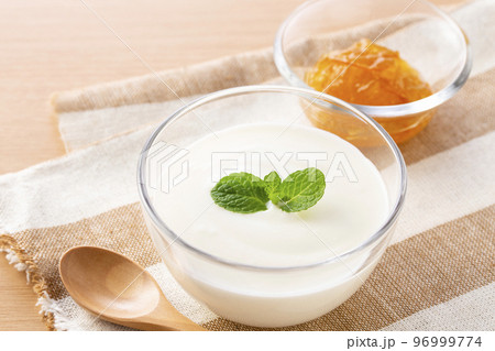 朝食にヨーグルトを食べる 96999774