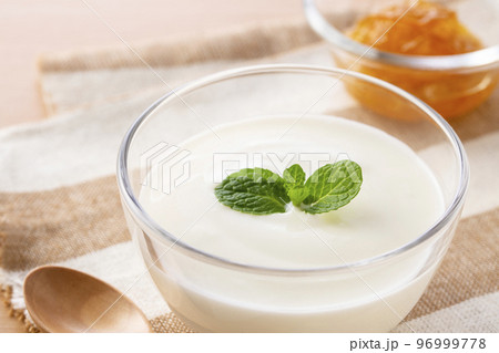 朝食にヨーグルトを食べる 96999778