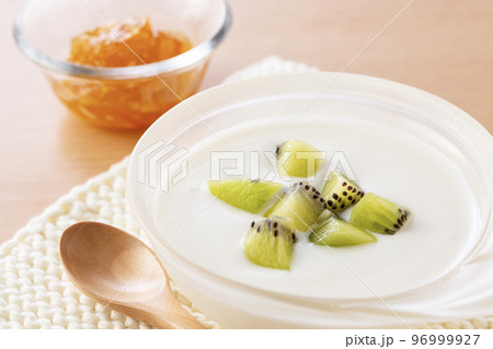 朝食にヨーグルトを食べる 96999927