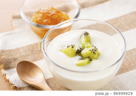 朝食にヨーグルトを食べる 朝食にヨーグルトを食べる 96999929