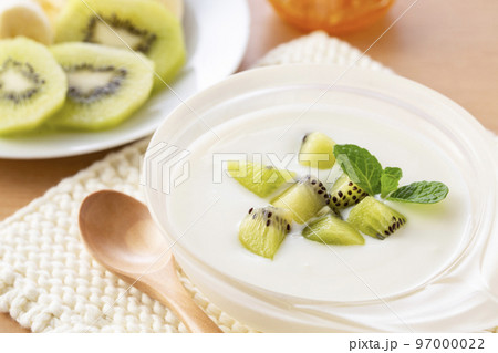 朝食にヨーグルトを食べる 97000022