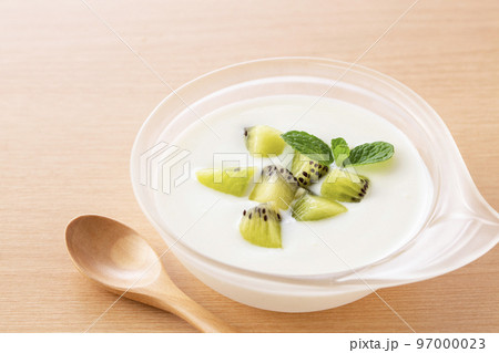 朝食にヨーグルトを食べる 朝食にヨーグルトを食べる 97000023