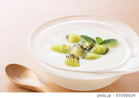 朝食にヨーグルトを食べる 朝食にヨーグルトを食べる 97000024